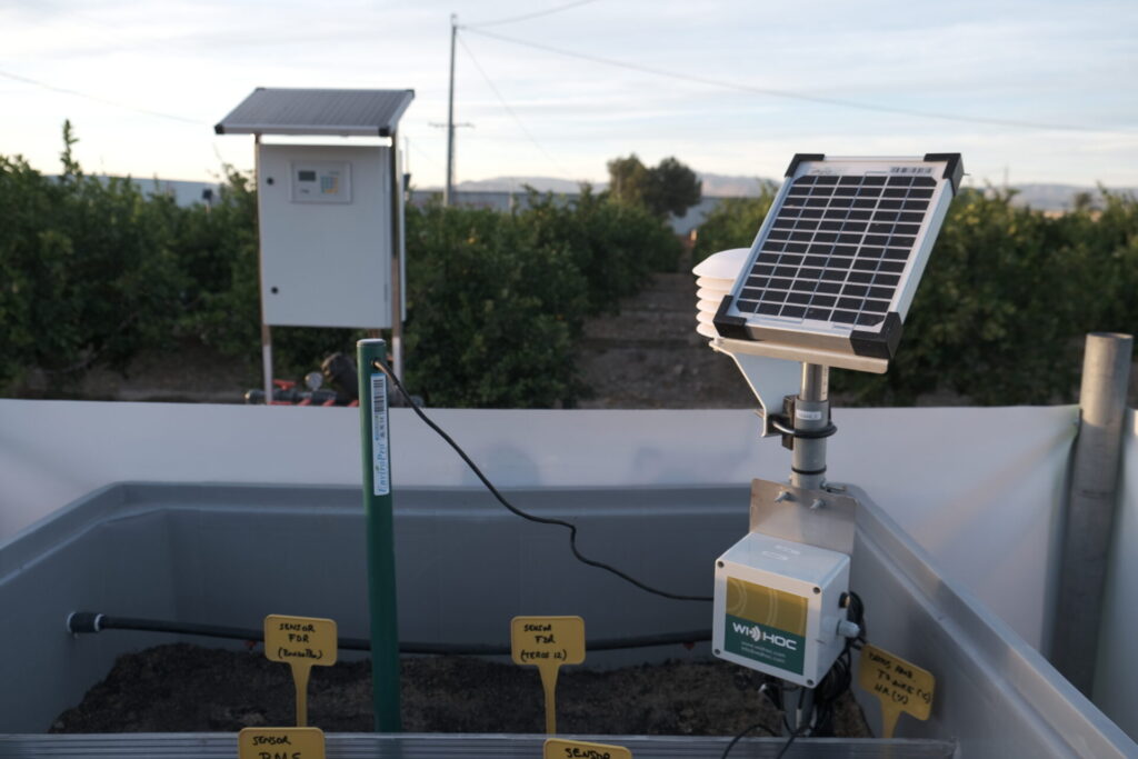 Imatge de sensor de detecció d'aigua i panell solar